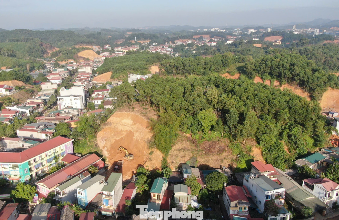 Tuy nhiên, hơn 1 tháng, công tác khắc phục hậu quả ở các địa phương vẫn ngổn ngang. Hiện TP Yên Bái có hơn 130 điểm sạt lở được khắc phục, trên 200 điểm đang được tiến hành.