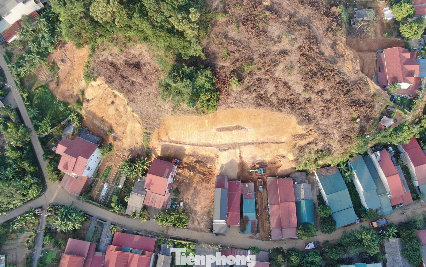 Theo lãnh đạo thành phố Yên Bái, trước tình trạng sạt lở nghiêm trọng gây thiệt hại lớn cho người dân và nguy cơ sạt lở tiếp tục đe dọa nhiều khu dân cư, địa phương đã ban hành các văn bản chỉ đạo, hướng dẫn người dân và các đơn vị thi công san gạt, hót dọn đất đá theo từng giai đoạn, phù hợp với tình hình thực tế.