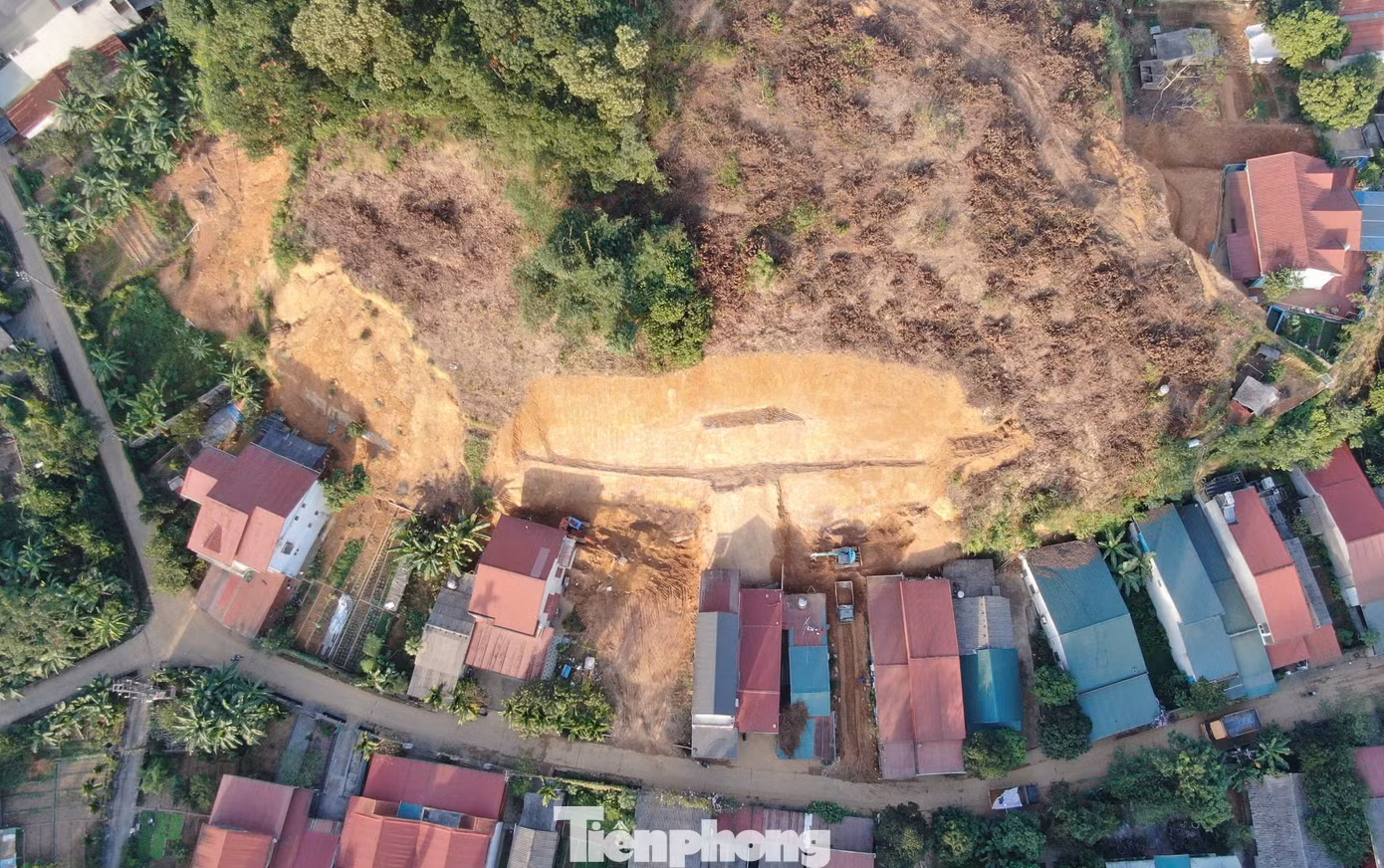 Theo lãnh đạo thành phố Yên Bái, trước tình trạng sạt lở nghiêm trọng gây thiệt hại lớn cho người dân và nguy cơ sạt lở tiếp tục đe dọa nhiều khu dân cư, địa phương đã ban hành các văn bản chỉ đạo, hướng dẫn người dân và các đơn vị thi công san gạt, hót dọn đất đá theo từng giai đoạn, phù hợp với tình hình thực tế.