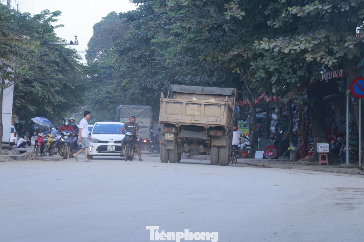 Chị Đỗ Thị Hương Trà (ở phường Minh Tân, thành phố Yên Bái) cho hay, gia đình có 3 cháu nhỏ, hàng ngày phải đưa đón đi học, nhưng khi lưu thông trên đường rất lo ngại vì xe chở đất quá nhiều, chạy ẩu, phóng nhanh, lạng lách, lấn làn rất nguy hiểm.