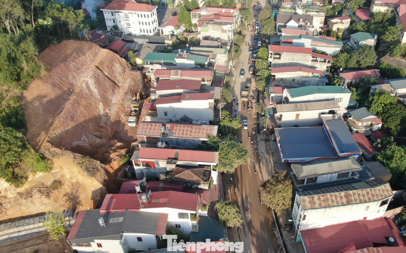 Ngoài ra, xe chở đất di chuyển rơi vãi đất trên đường, bụi bẩn mù mịt, nhà cửa, xe cộ lúc nào cũng ngập trong bụi, ô nhiễm nghiêm trọng.