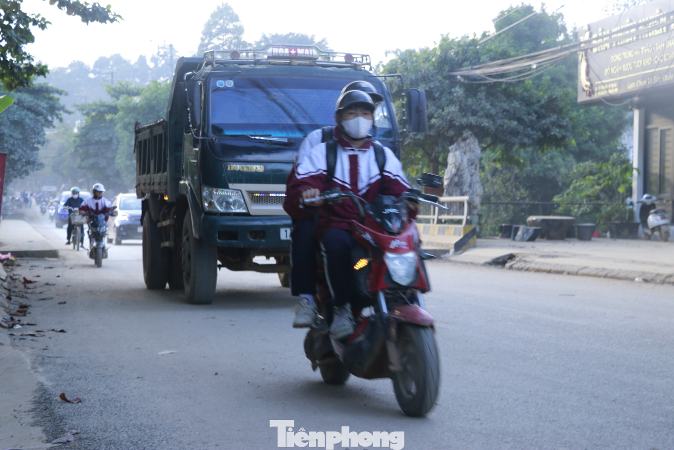 Chị Đỗ Thị Hương Trà (ở phường Minh Tân, thành phố Yên Bái) cho hay, gia đình có 3 cháu nhỏ, hàng ngày phải đưa đón đi học, nhưng khi lưu thông trên đường rất lo ngại vì xe chở đất quá nhiều, chạy ẩu, phóng nhanh, lạng lách, lấn làn rất nguy hiểm.