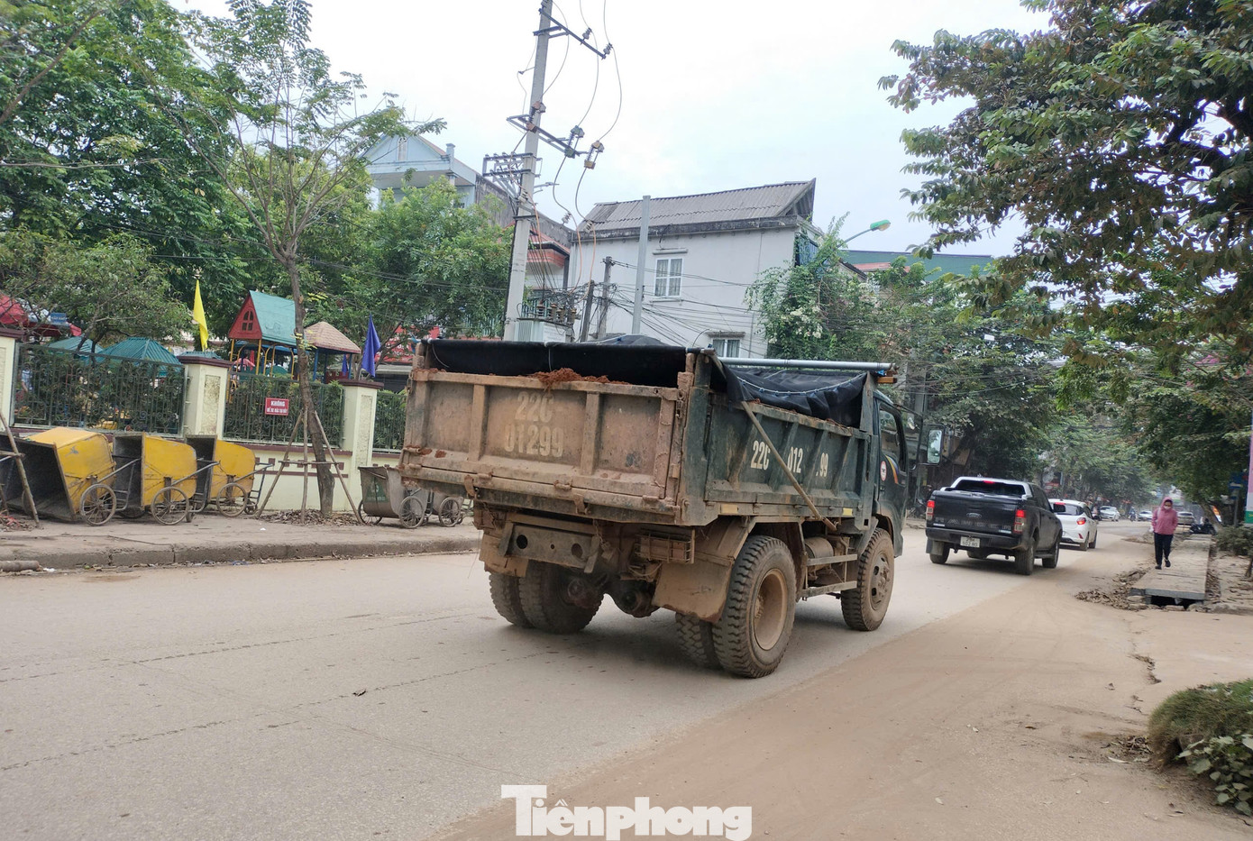 Chị Đỗ Thị Hương Trà (ở phường Minh Tân, thành phố Yên Bái) cho hay, gia đình có 3 cháu nhỏ, hàng ngày phải đưa đón đi học, nhưng khi lưu thông trên đường rất lo ngại vì xe chở đất quá nhiều, chạy ẩu, phóng nhanh, lạng lách, lấn làn rất nguy hiểm.