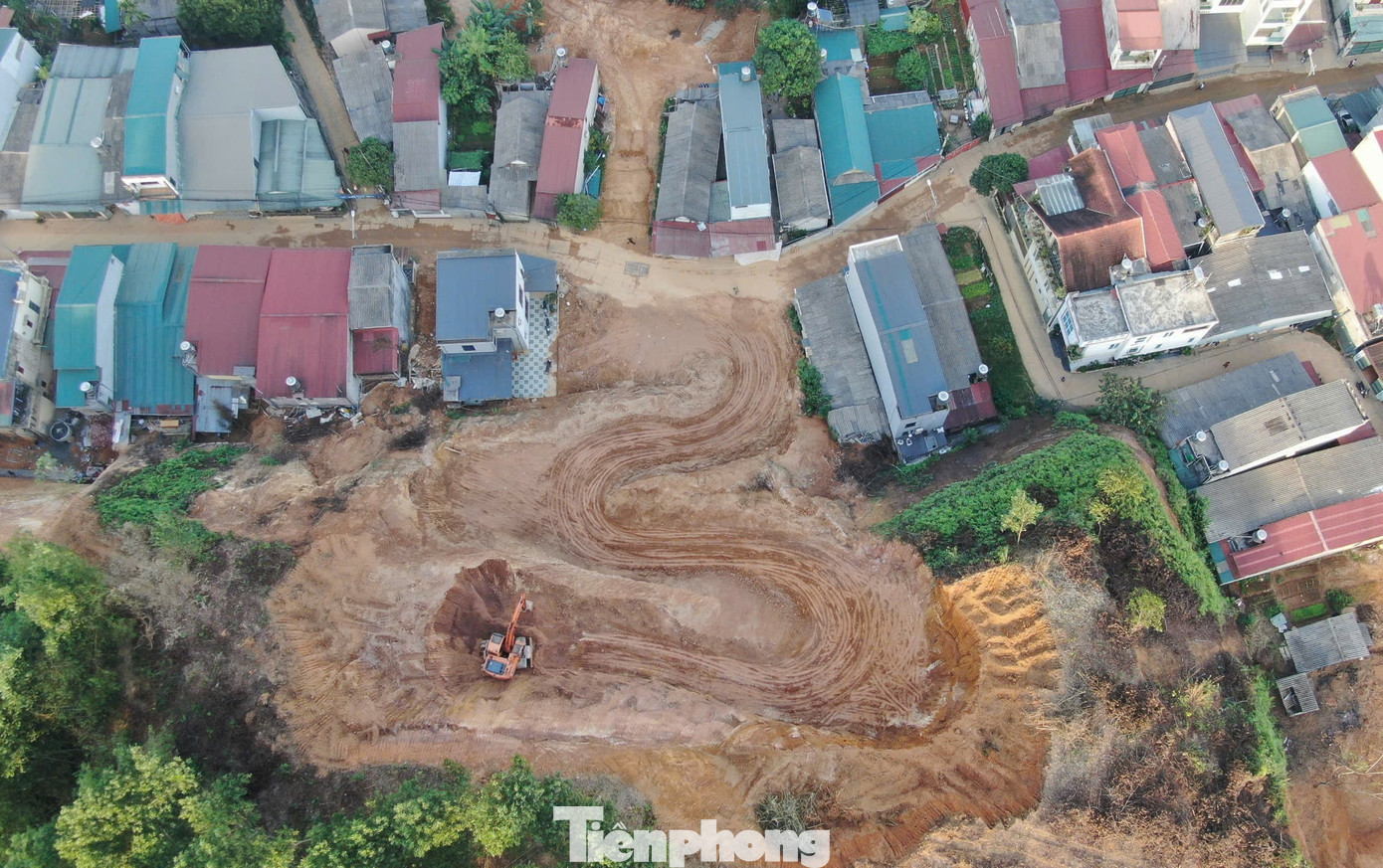 Trước tình hình cấp bách, các địa phương ở Yên Bái đã ban hành văn bản chỉ đạo, hướng dẫn để người dân chủ động giải pháp xử lý san gạt ta luy dương, hạ độ dốc, gia cố sườn đồi nhằm khôi phục lại chỗ ở, phòng chống sạt lở tiếp diễn.