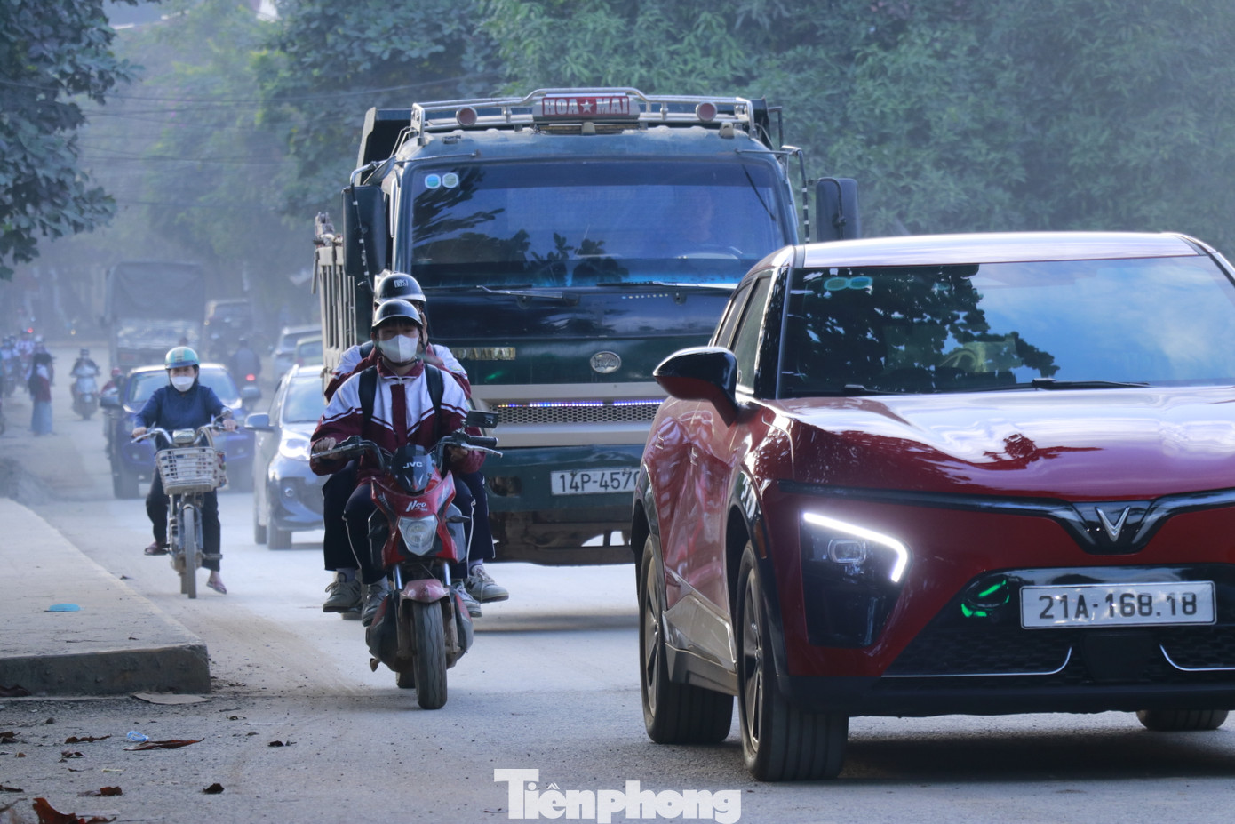 Các xe chở đất ùn ùn trên khắp các tuyến đường, bụi do xe rơi vãi, các công trình san gạt gây ô nhiễm không khí nghiêm trọng, cả thành phố hơn 1 tháng nay chìm trong "sương bụi".