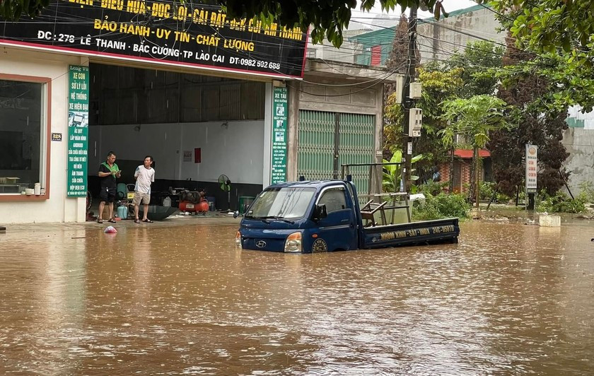 Tại thành phố Lào Cai, mưa lớn từ 5h đến 8h đã gây ngập lụt nhiều tuyến đường, phố chính trên địa bàn các phường: Bắc Cường, Nam Cường, Bắc Lệnh, Bình Minh và Pom Hán.
