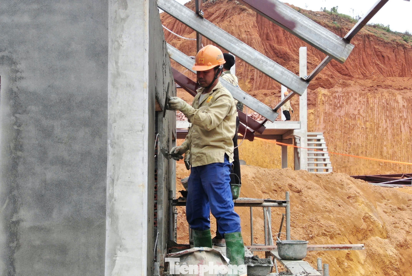 Trong đó, chia các lực lượng ra nhiều hướng, chịu trách nhiệm từng phần việc cụ thể, vừa san gạt làm mặt bằng, vừa xây dựng nhằm đảm bảo theo đúng tiến độ đề ra.