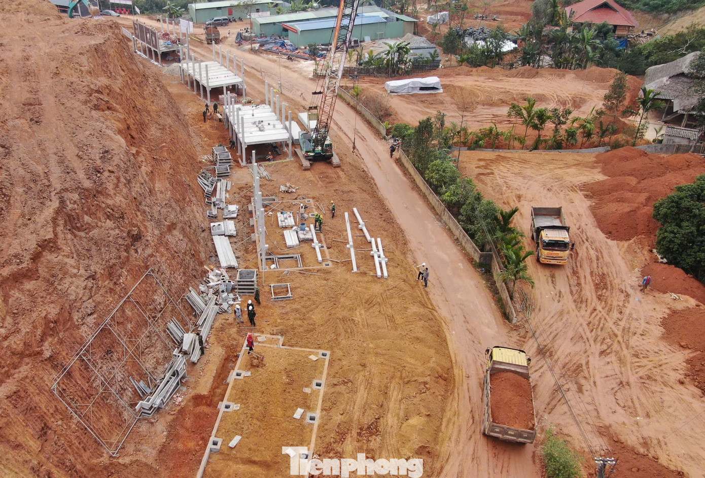 Những ngày này, trên công trường, các đơn vị thi công cùng lực lượng bộ đội đang được huy động tối đa cùng với máy móc, trang thiết bị khẩn trương thi công để người dân sớm được chuyển về nơi ở mới.