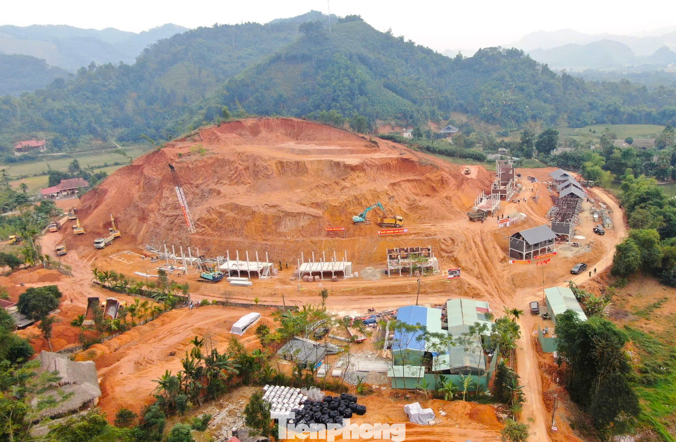 Chủ tịch UBND huyện Lục Yên cho biết thêm, địa phương thường xuyên kiểm tra, giám sát chặt chẽ tiến độ thi công cũng như kịp thời động viên, chia sẻ với các lực lượng thi công khu tái định cư, dự kiến hoàn thành khu tái định cư trước ngày 21 - 22 âm lịch (tức ngày 19 - 20/1/2025) để bà con yên tâm đón một cái Tết đầm ấm trong ngôi nhà mới.