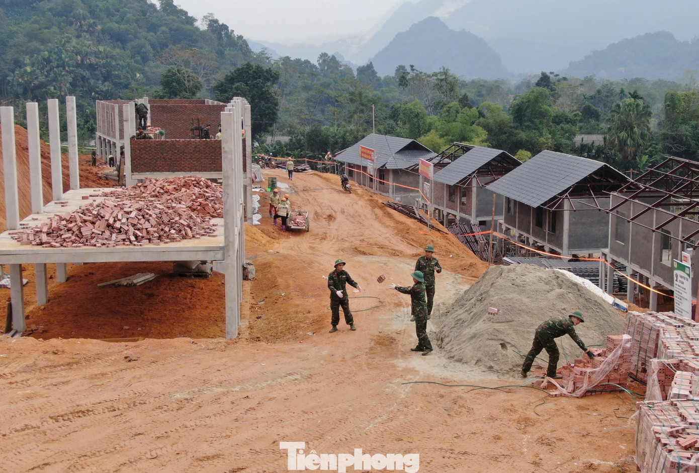 Do thời gian gấp gáp cùng thời tiết những ngày qua mưa nhiều, tranh thủ những ngày tạnh, nắng ráo, các đơn vị huy động tối đa lực lượng, máy móc làm ngày đêm.