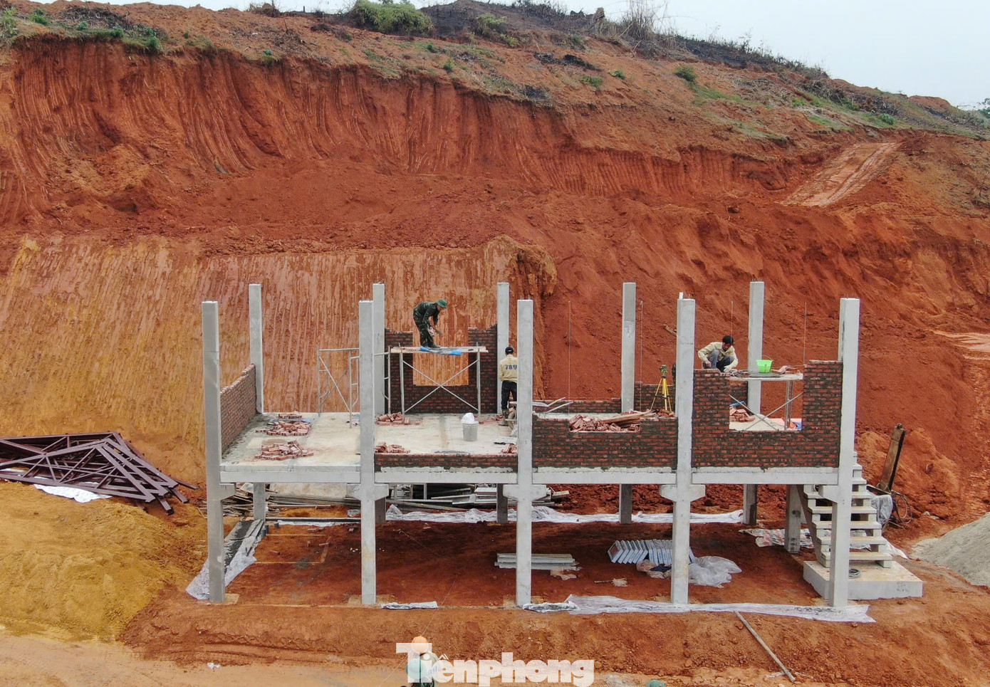 Trong đó, chia các lực lượng ra nhiều hướng, chịu trách nhiệm từng phần việc cụ thể, vừa san gạt làm mặt bằng, vừa xây dựng nhằm đảm bảo theo đúng tiến độ đề ra.