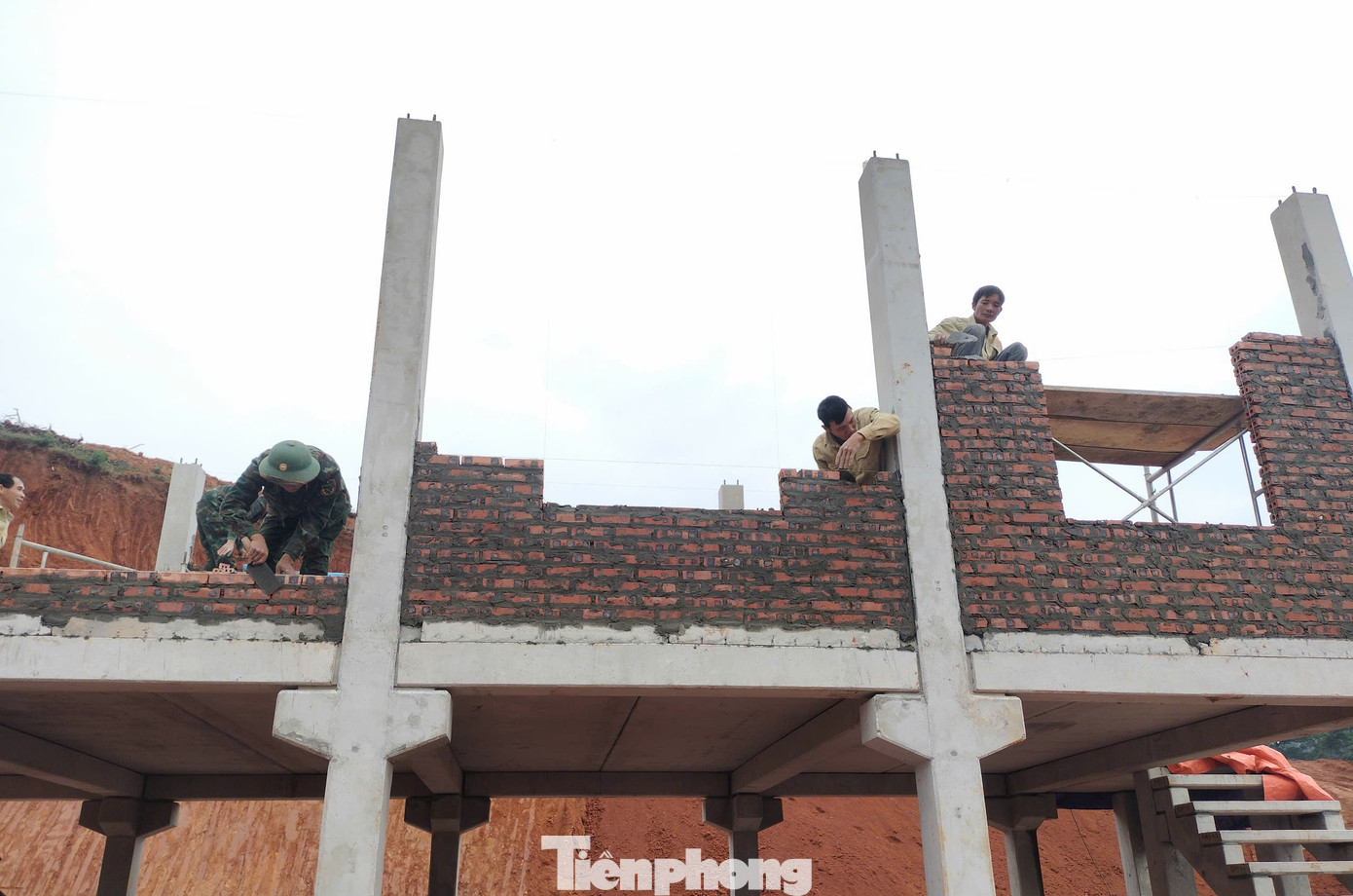 Do thời gian gấp gáp cùng thời tiết những ngày qua mưa nhiều, tranh thủ những ngày tạnh, nắng ráo, các đơn vị huy động tối đa lực lượng, máy móc làm ngày đêm.