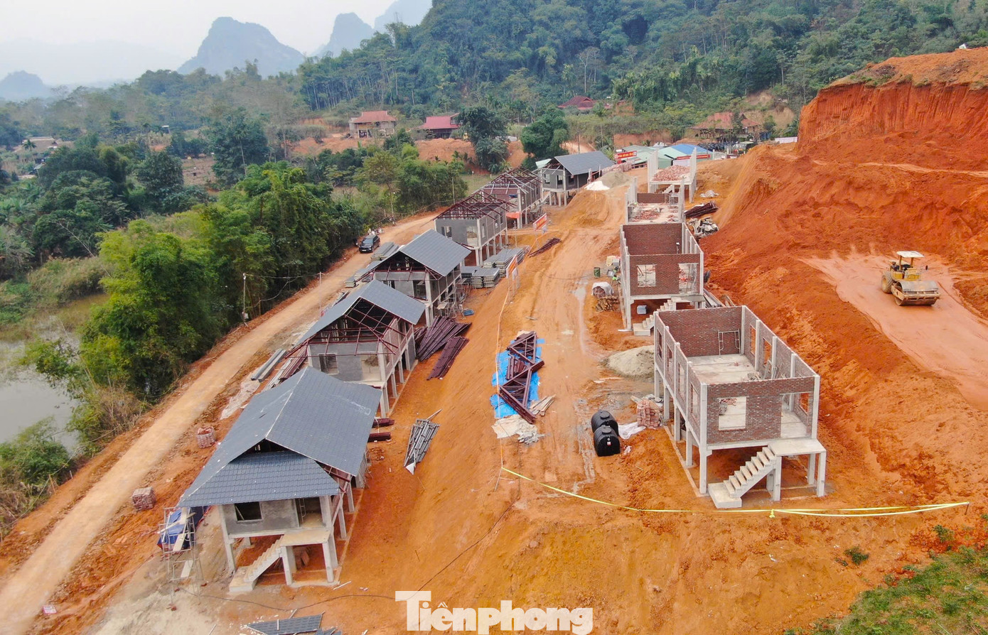 Những ngày này, trên công trường, các đơn vị thi công cùng lực lượng bộ đội đang được huy động tối đa cùng với máy móc, trang thiết bị khẩn trương thi công để người dân sớm được chuyển về nơi ở mới.