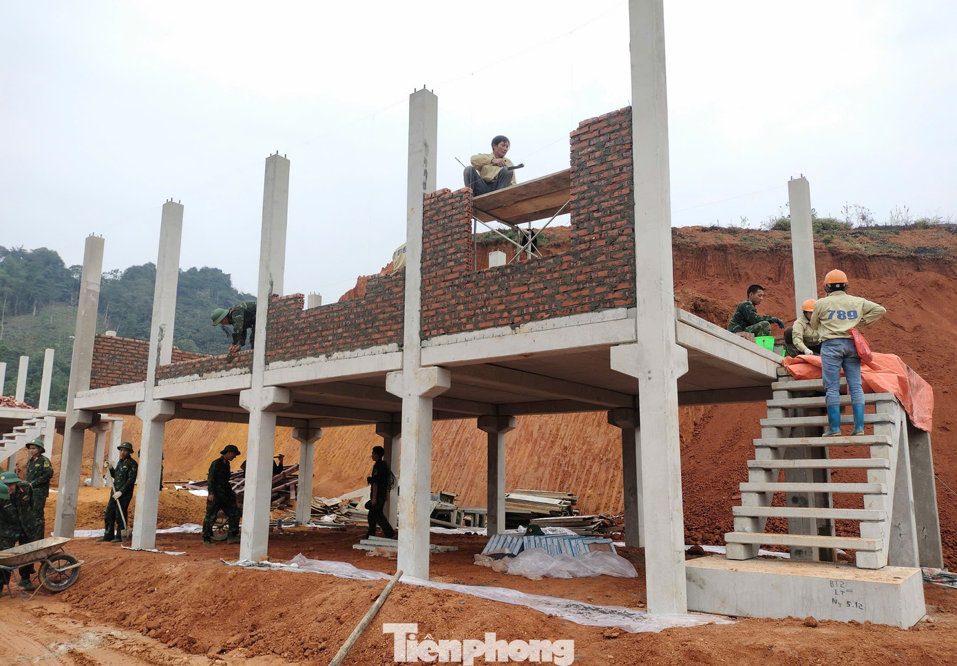 Đơn vị huy động mỗi ngày trên 50 cán bộ, chiến sỹ cùng khoảng 200 người lao động của Tổng Công ty thi công liên tục 3 ca, với mong muốn sớm hoàn thiện trước Tết Nguyên đán cho người dân có nhà mới đón Tết.