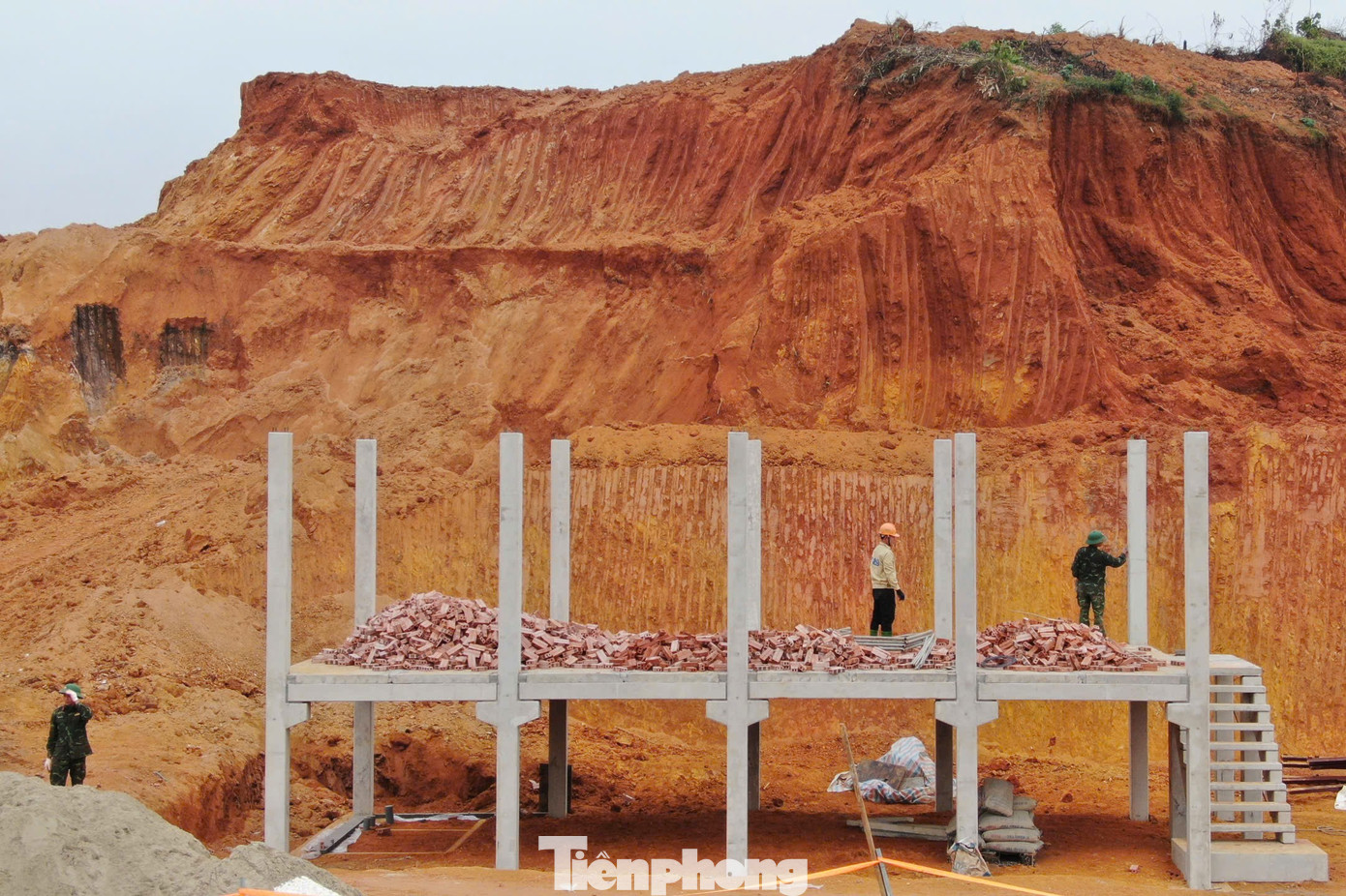 Trong đó, chia các lực lượng ra nhiều hướng, chịu trách nhiệm từng phần việc cụ thể, vừa san gạt làm mặt bằng, vừa xây dựng nhằm đảm bảo theo đúng tiến độ đề ra.