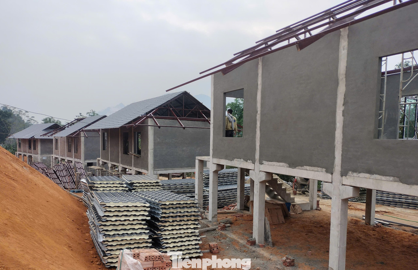 Trao đổi với Tiền Phong, ông Phạm Văn Hải – Chỉ huy trưởng công trường, cho biết, ngay khi nhận nhiệm vụ của Ban Thường vụ Quân ủy Trung ương giao phó, Quân Khu 2 và Tổng Công ty 789 (Bộ Quốc phòng) đã khẩn trương phối hợp cùng chính quyền địa phương tiến hành rà soát, lựa chọn vị trí xây dựng Khu tái định cư cho người dân thôn Át Thượng.