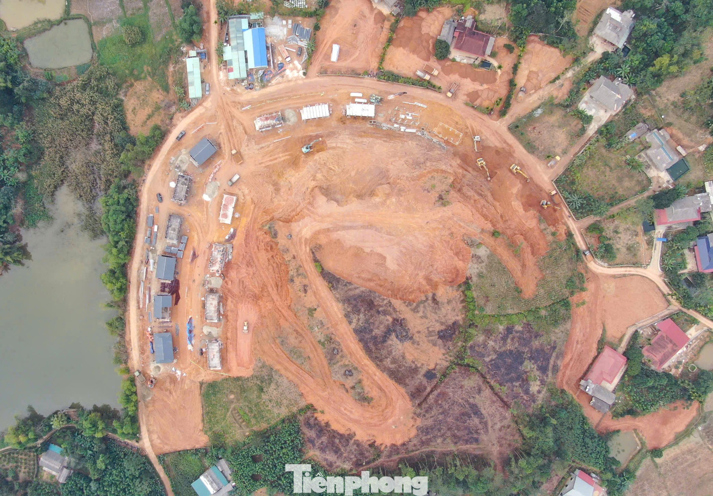 Những ngày này, trên công trường, các đơn vị thi công cùng lực lượng bộ đội đang được huy động tối đa cùng với máy móc, trang thiết bị khẩn trương thi công để người dân sớm được chuyển về nơi ở mới.