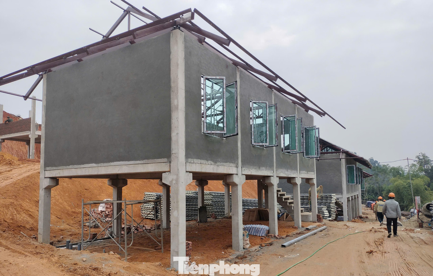 Trao đổi với Tiền Phong, ông Phạm Văn Hải – Chỉ huy trưởng công trường, cho biết, ngay khi nhận nhiệm vụ của Ban Thường vụ Quân ủy Trung ương giao phó, Quân Khu 2 và Tổng Công ty 789 (Bộ Quốc phòng) đã khẩn trương phối hợp cùng chính quyền địa phương tiến hành rà soát, lựa chọn vị trí xây dựng Khu tái định cư cho người dân thôn Át Thượng.