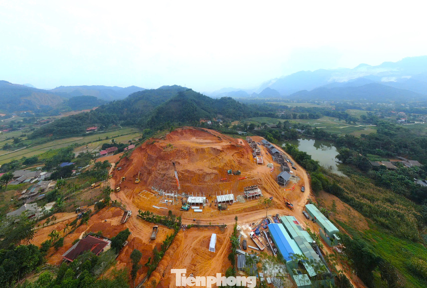 Dự án bố trí tái định cư cho 35 hộ dân tại thôn Át Thượng, xã Minh Xuân, huyện Lục Yên (nơi xảy ra vụ sạt lở đất do hoàn lưu bão số 3 gây ra, làm 9 người thiệt mạng), được khởi công từ ngày 18/11 trên một quả đồi với diện tích hơn 2,3ha, cách thôn cũ khoảng 500m.