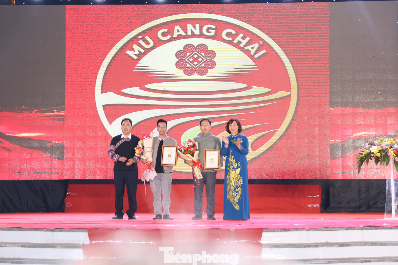 Tại chương trình, Hội đồng Cây di sản Việt Nam đã trao Bằng công nhận cây di sản Việt Nam đối với 4 cây, thuộc 2 họ gồm một cây Pơ mu và 3 cây Thiết sam tại bản Nả Háng, xã Chế Tạo cho huyện Mù Cang Chải, trao giải Cuộc thi sáng tác biểu trưng, logo huyện Mù Cang Chải và cuộc thi Ảnh đẹp Sơn Tra cho các tác giả.