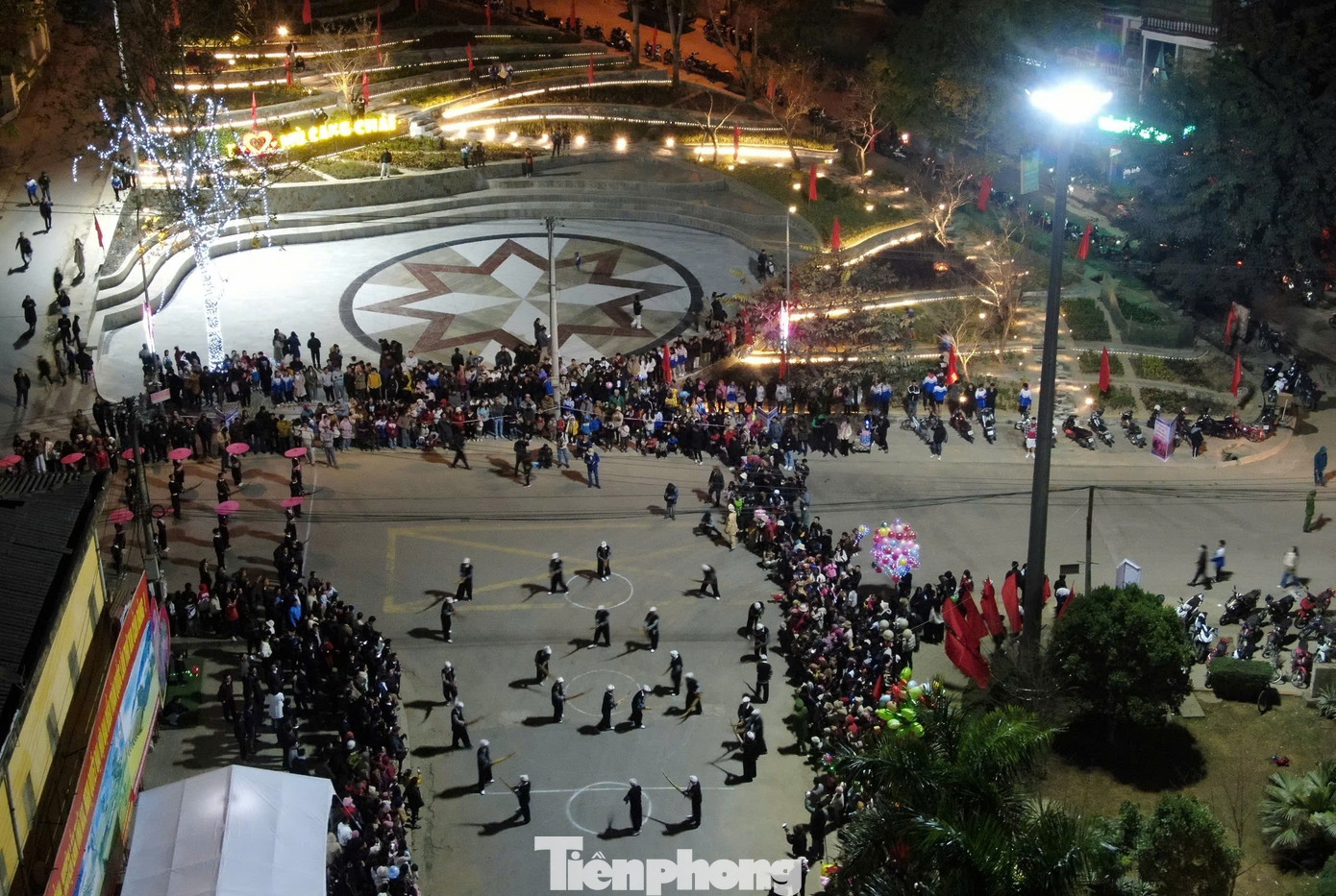 Đến với Mù Cang Chải trong dịp này, ngoài thưởng thức vẻ đẹp kỳ vĩ của cảnh quan thiên nhiên trong thời gian từ ngày 27/12 đến ngày 1/1/2025, du khách được hòa mình vào không gian văn hóa với chuỗi hoạt động như tái hiện không gian văn hóa Mông, thi Khèn Mông, các hoạt động văn nghệ bản sắc, triển lãm ảnh nghệ thuật Sắc thắm hoa Tớ Dày...