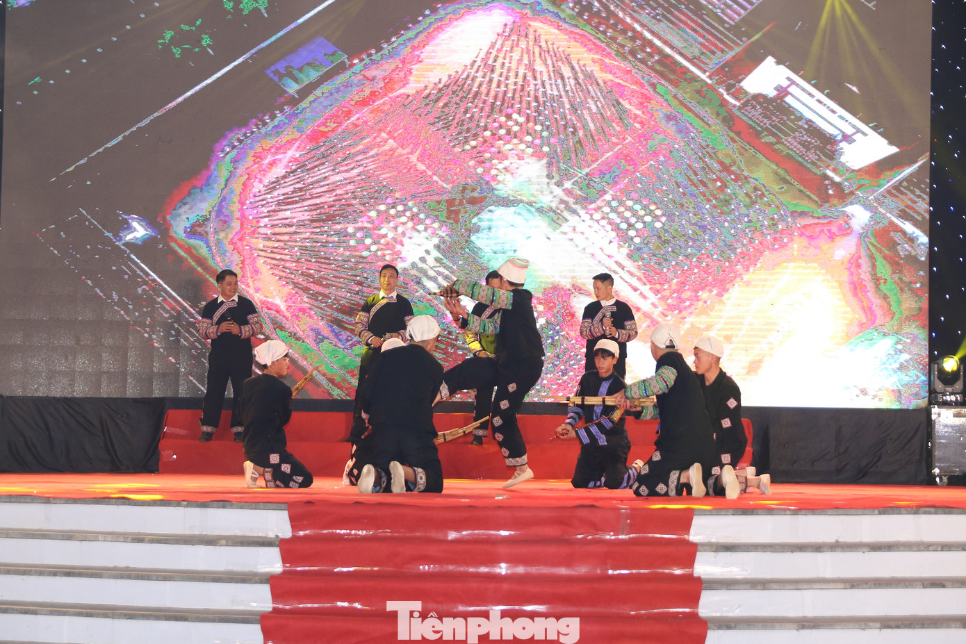 Nói đến Mù Cang Chải du khách bốn phương đều nghĩ ngay tới những thửa ruộng bậc thang ngút ngàn, đẹp say đắm lòng người, được đánh giá là một trong những nơi đẹp nhất Việt Nam, cùng những nét văn hóa đặc sắc như nghệ thuật Khèn Mông, nghệ thuật dùng sáp ong tạo hoa văn trên vải và các hoạt động văn hóa, các lễ hội đậm đà bản sắc đã trở thành di sản văn hóa phi vật thể.