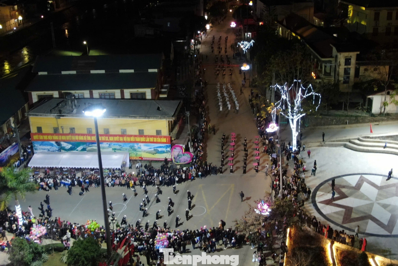 Phát biểu khai mạc lễ hội, Phó Chủ tịch UBND huyện Lương Thị Xuyến nhấn mạnh Festival Khèn Mông và lễ hội hoa Tớ Dày và các hoạt động chào xuân năm 2025 có ý nghĩa quan trọng, là cơ hội để huyện Mù Cang Chải tăng cường các hoạt động quảng bá, giới thiệu tiềm năng thế mạnh, vẻ đẹp thiên nhiên, con người của mảnh đất vùng cao Mù Cang Chải, góp phần thu hút khách du lịch đến tham quan, trải nghiệm suốt bốn mùa trong năm.