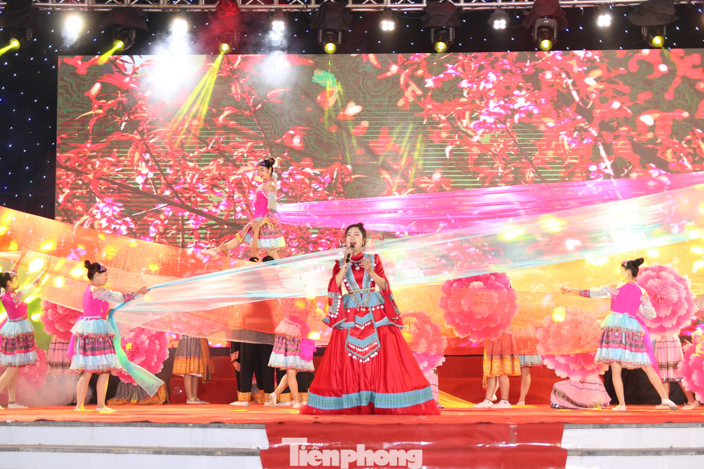 Cùng với đó là các hoạt động chào xuân 2025 như chương trình nghệ thuật chủ đề Xuân vùng cao, Lễ hội giã bánh dày năm 2025, Biểu diễn đánh quay người Mông, Các trò chơi dân gian, Biểu diễn văn nghệ tự do, Các hoạt động trải nghiệm bay dù lượn, Hành trình săn mây – Khám phá hoa Tớ Dày… hứa hẹn mang đến cho người dân và du khách không gian trải nghiệm hấp dẫn.