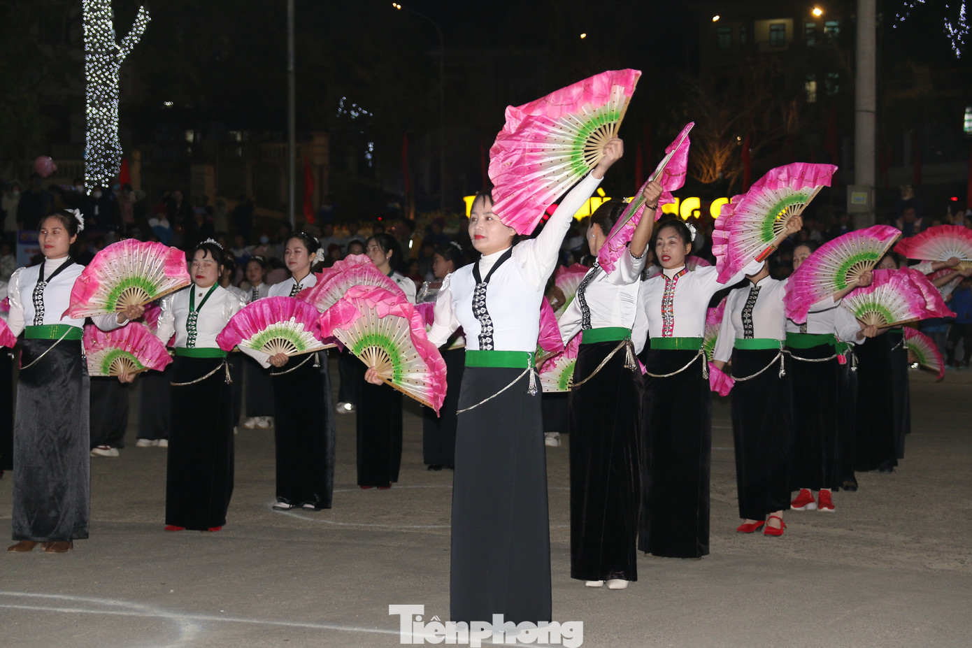 Cùng với đó là các hoạt động chào xuân 2025 như chương trình nghệ thuật chủ đề Xuân vùng cao, Lễ hội giã bánh dày năm 2025, Biểu diễn đánh quay người Mông, Các trò chơi dân gian, Biểu diễn văn nghệ tự do, Các hoạt động trải nghiệm bay dù lượn, Hành trình săn mây – Khám phá hoa Tớ Dày… hứa hẹn mang đến cho người dân và du khách không gian trải nghiệm hấp dẫn.