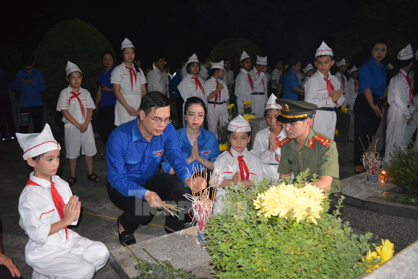 Tại buổi lễ, đại biểu, lãnh đạo Tỉnh Đoàn cùng hơn 300 đoàn viên, thanh thiếu nhi đã dâng hương, dâng hoa, thắp nến tri ân tại các phần mộ. Tại buổi lễ, đại biểu, lãnh đạo Tỉnh Đoàn cùng hơn 300 đoàn viên, thanh thiếu nhi đã dâng hương, dâng hoa, thắp nến tri ân tại các phần mộ.
