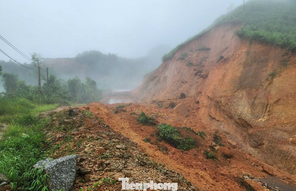 Sạt lở gây chia cắt giao thông tại xã Tân Lập, huyện Bắc Quang. Sạt lở gây chia cắt giao thông tại xã Tân Lập, huyện Bắc Quang.