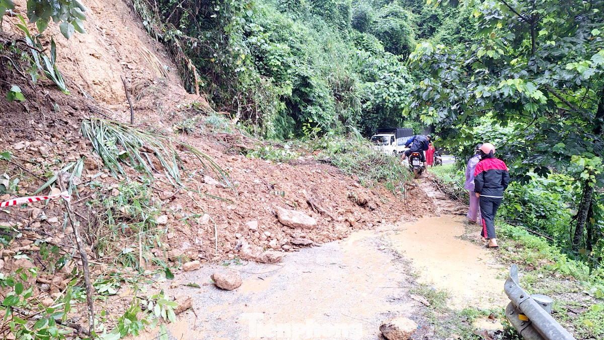 Tuyến QL34 (Hà Giang - Bắc Mê) bị ách tắc khiến các phương tiện tham gia giao thông không thể di chuyển được trong nhiều giờ. Tuyến QL34 (Hà Giang - Bắc Mê) bị ách tắc khiến các phương tiện tham gia giao thông không thể di chuyển được trong nhiều giờ.