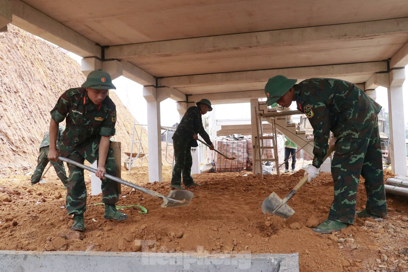 Ông Hoàng Mạnh Hà - Chủ tịch UBND huyện Lục Yên, nhấn mạnh, sự giúp đỡ của Quân khu 2 đối với địa phương trong giai đoạn hiện tại là vô cùng quan trọng, thể hiện tình quân - dân bền chặt, tình đoàn kết, đồng bào của Quân đội nhân dân Việt Nam.