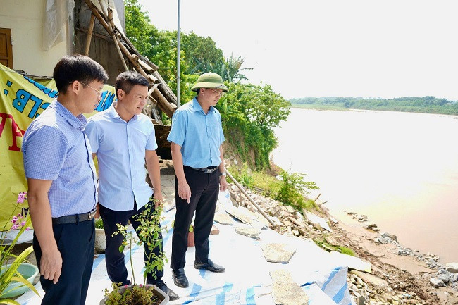 Sáng 6/9, Chủ tịch UBND huyện Trấn Yên đến trực tiếp chỉ đạo công tác kiểm tra, đôn đốc, triển khai thực hiện quyết liệt, kịp thời, hiệu quả công tác rà soát, phòng ngừa, ứng phó, khắc phục hậu quả bão, lũ do ảnh hưởng của bão số 3 nếu xảy ra trên địa bàn.