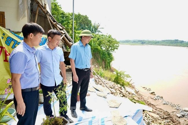 Huyện Trấn Yên đã kiểm tra đồng loạt các khu vực xung yếu, nguy cơ cao xảy ra lũ ống, lũ quét, ngập úng, sạt lở đất; triển khai các biện pháp bảo đảm an toàn các công trình thủy lợi, đê, kè trên địa bàn; cắt, tỉa cành cây, gia cố, giằng chống nhà ở, công trình, biển hiệu quảng cáo, hệ thống lưới điện; kiểm soát việc đi lại, tổ chức phân luồng, hướng dẫn giao thông an toàn, hạn chế người dân ra đường trong thời gian bão đổ bộ, mưa lũ lớn...