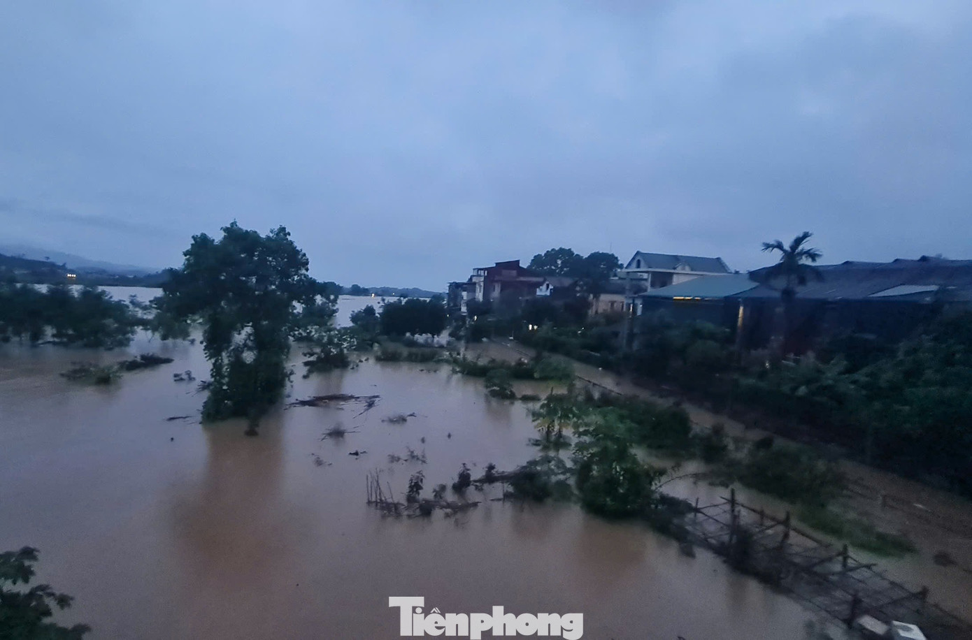 Mực nước trên sông Hồng cũng dao động hơn so với thời điểm trước đó. Trước tình hình trên, tỉnh Yên Bái vừa có Công văn đề nghị thành viên Ban Chỉ huy PCTT-TKCN tỉnh; UBND các huyện, thị xã, thành phố chủ động ứng phó với mưa lũ trên các sông ở khu vực tỉnh. Mực nước trên sông Hồng cũng dao động hơn so với thời điểm trước đó. Trước tình hình trên, tỉnh Yên Bái vừa có Công văn đề nghị thành viên Ban Chỉ huy PCTT-TKCN tỉnh; UBND các huyện, thị xã, thành phố chủ động ứng phó với mưa lũ trên các sông ở khu vực tỉnh.