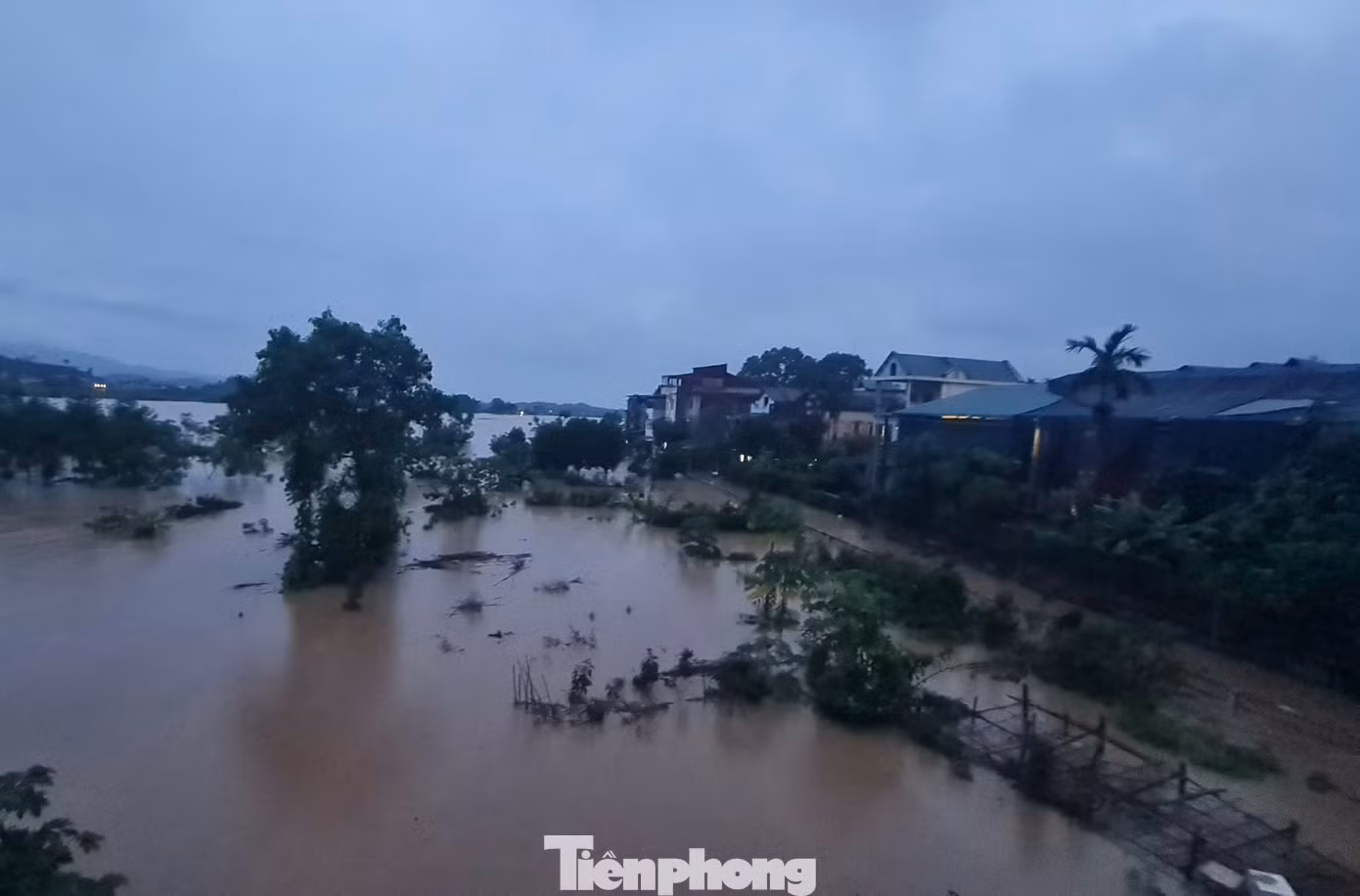 Mực nước trên sông Hồng cũng dao động hơn so với thời điểm trước đó. Trước tình hình trên, tỉnh Yên Bái vừa có Công văn đề nghị thành viên Ban Chỉ huy PCTT-TKCN tỉnh; UBND các huyện, thị xã, thành phố chủ động ứng phó với mưa lũ trên các sông ở khu vực tỉnh.