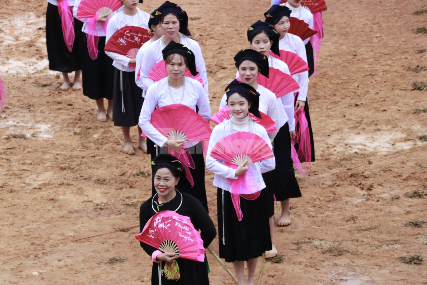 Theo quan niệm của người Tày nơi đây, điệu múa Dậm Thuông như một hình thức mời thần linh chứng giám, vừa là để cảm tạ và cầu xin sự no ấm, may mắn cho một năm mới an lành, mùa lúa thóc, trâu bò đầy nhà.