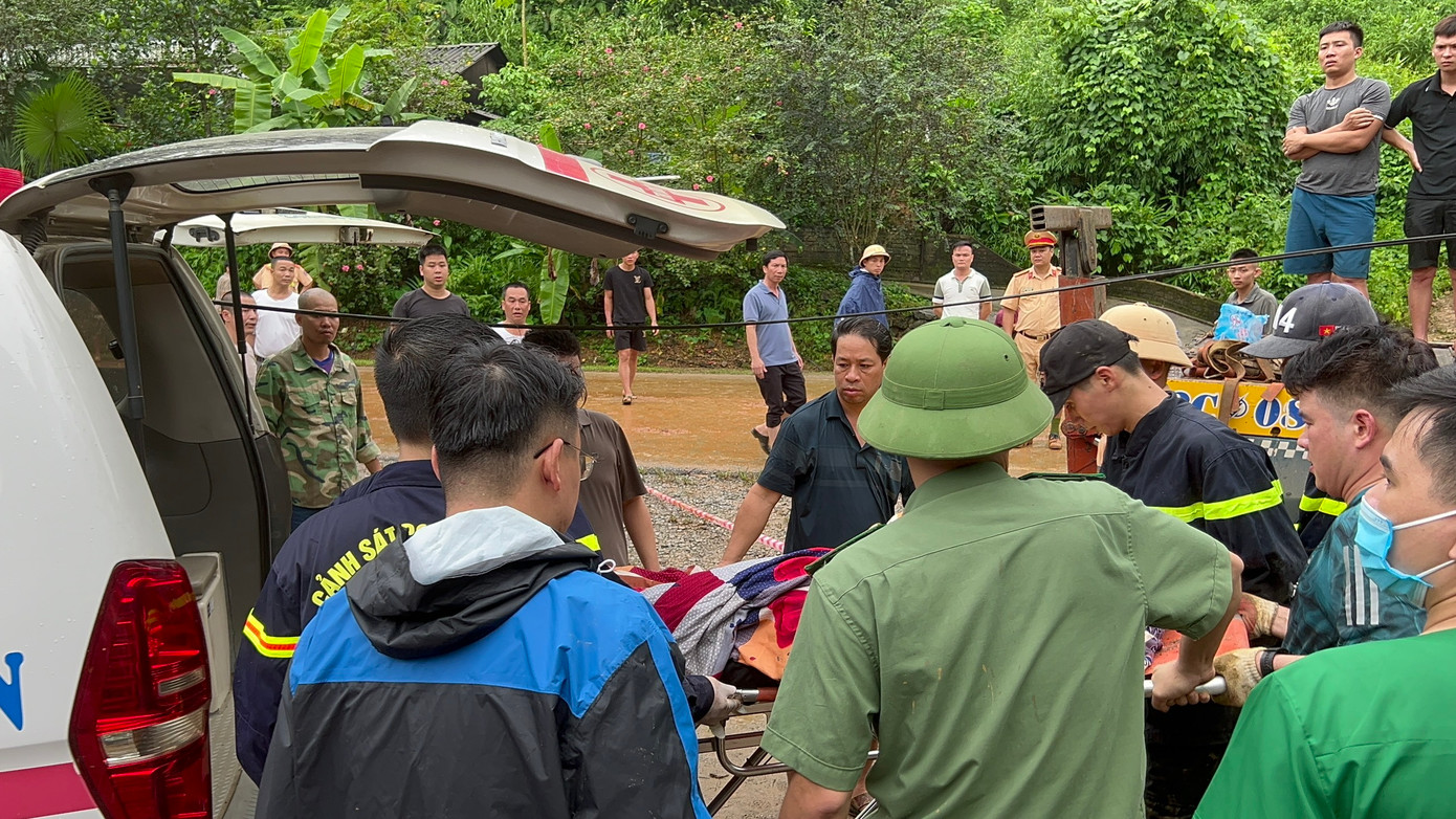 Xe cứu thương được huy động đến hiện trường để kịp thời đưa người bị thương đi cấp cứu.