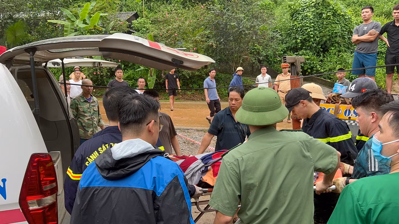 Xe cứu thương được huy động đến hiện trường để kịp thời đưa người bị thương đi cấp cứu.