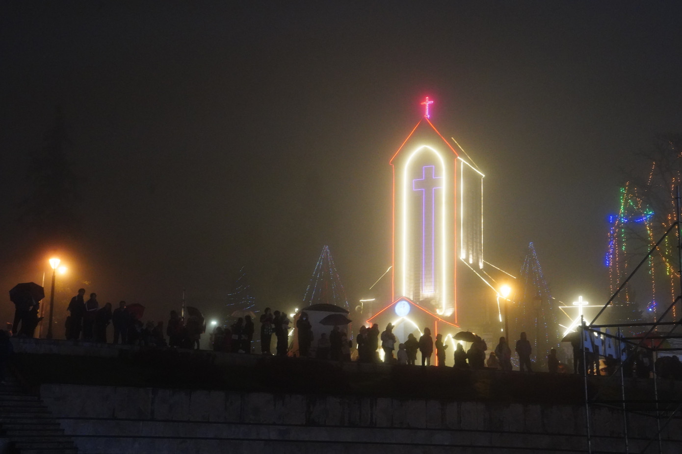 Tuy nhiên, rất đông du khách thập phương cùng người dân tập trung tại trung tâm thị xã Sa Pa, nơi diễn ra các hoạt động chào đón năm mới 2025. Tuy nhiên, rất đông du khách thập phương cùng người dân tập trung tại trung tâm thị xã Sa Pa, nơi diễn ra các hoạt động chào đón năm mới 2025.