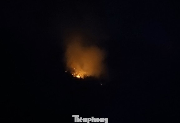 Huyện Mù Cang Chải đã huy động gần 200 người tham gia khoanh vùng, khống chế đám cháy. Huyện Mù Cang Chải đã huy động gần 200 người tham gia khoanh vùng, khống chế đám cháy.