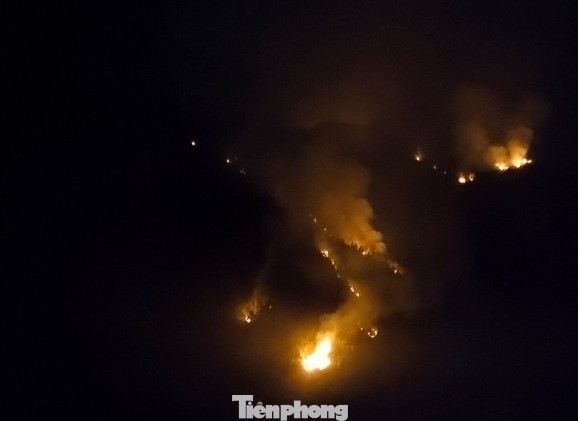 Đám cháy xảy ra tại rừng già, nhiều gỗ tạp, địa hình phức tạp gây khó khăn cho việc khống chế, dập lửa. Đám cháy xảy ra tại rừng già, nhiều gỗ tạp, địa hình phức tạp gây khó khăn cho việc khống chế, dập lửa.