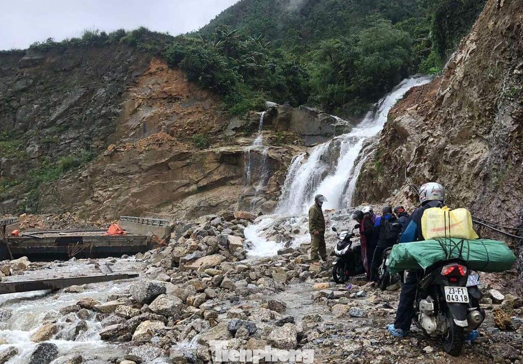 Tuyến đường Tân Quang đi Hoàng Su Phì sạt lở đất đá với số lượng lớn, hiện ô tô không thể đi qua được. Tuyến đường Tân Quang đi Hoàng Su Phì sạt lở đất đá với số lượng lớn, hiện ô tô không thể đi qua được.