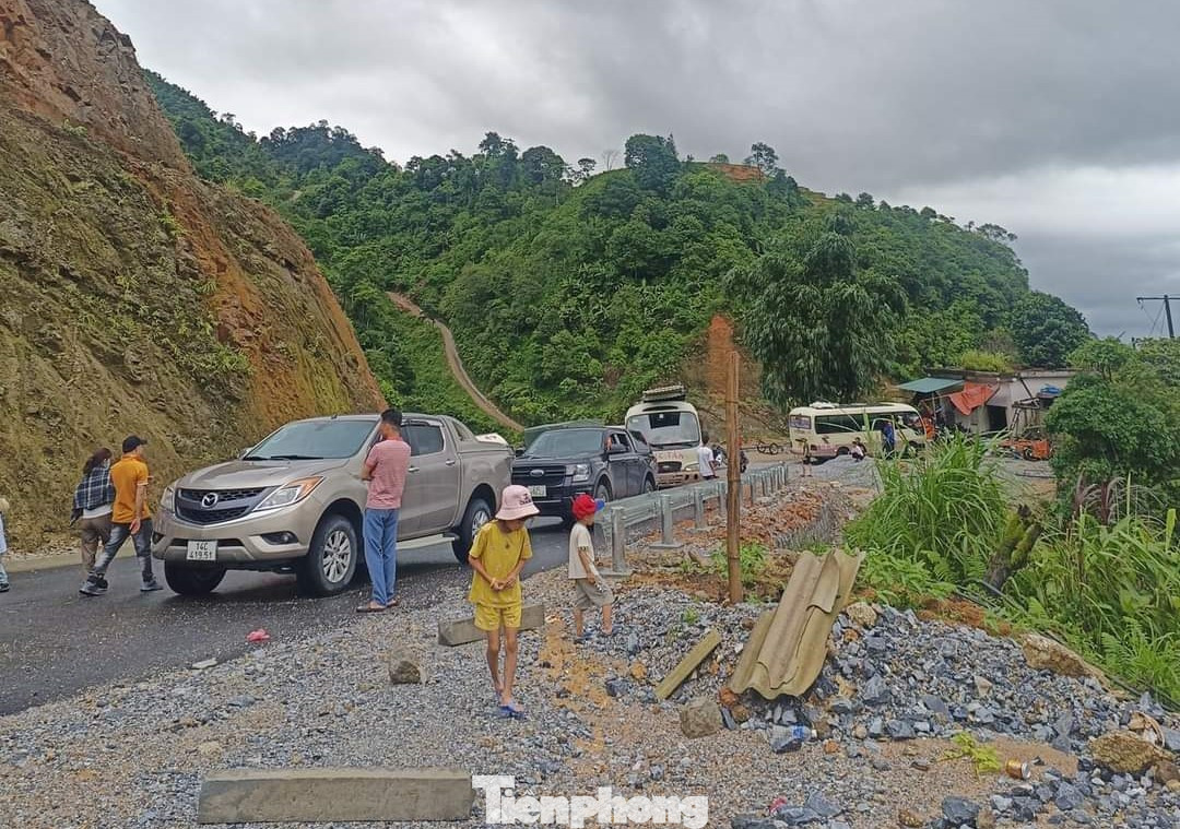 Km17 Hoàng Su Phì ách tắc do sạt lở đất. Km17 Hoàng Su Phì ách tắc do sạt lở đất.