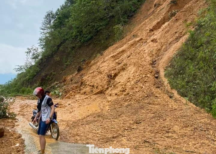 Nhiều vị trí đường bị chia cắt, giao thông ách tắc do sạt lở đất. Nhiều vị trí đường bị chia cắt, giao thông ách tắc do sạt lở đất.