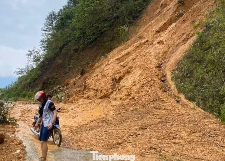 Nhiều vị trí đường bị chia cắt, giao thông ách tắc do sạt lở đất.