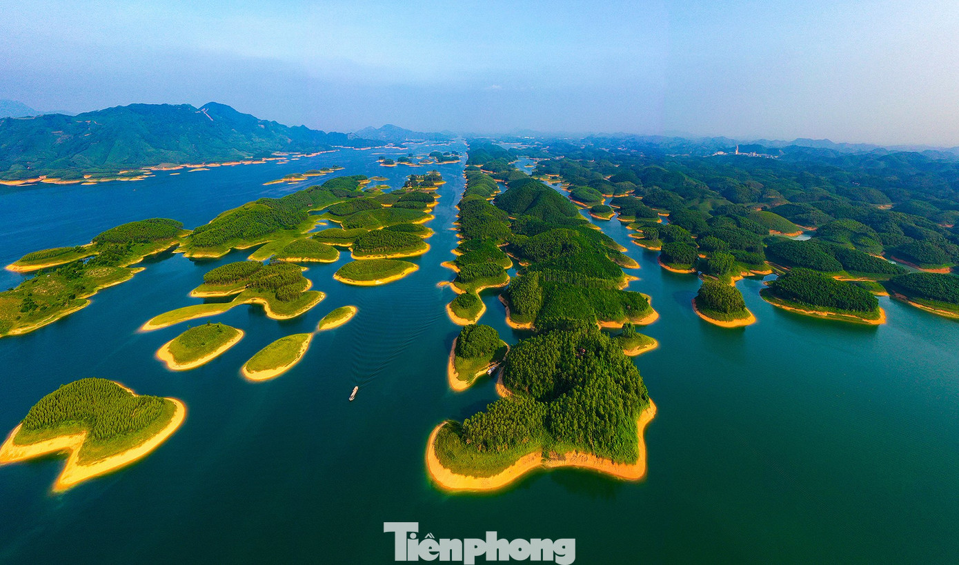 Hồ Thác Bà nằm trên địa phận hai huyện Yên Bình và Lục Yên của tỉnh Yên Bái. Hồ rộng gần 20.000 ha diện tích mặt nước, dài 80 km, sức chứa từ 3 đến 3,9 tỷ m3 nước. Đây là một trong ba hồ nước nhân tạo lớn nhất Việt Nam, được ví như "vịnh Hạ Long" trên núi cao của vùng Tây Bắc với hơn 1.300 đảo lớn nhỏ.