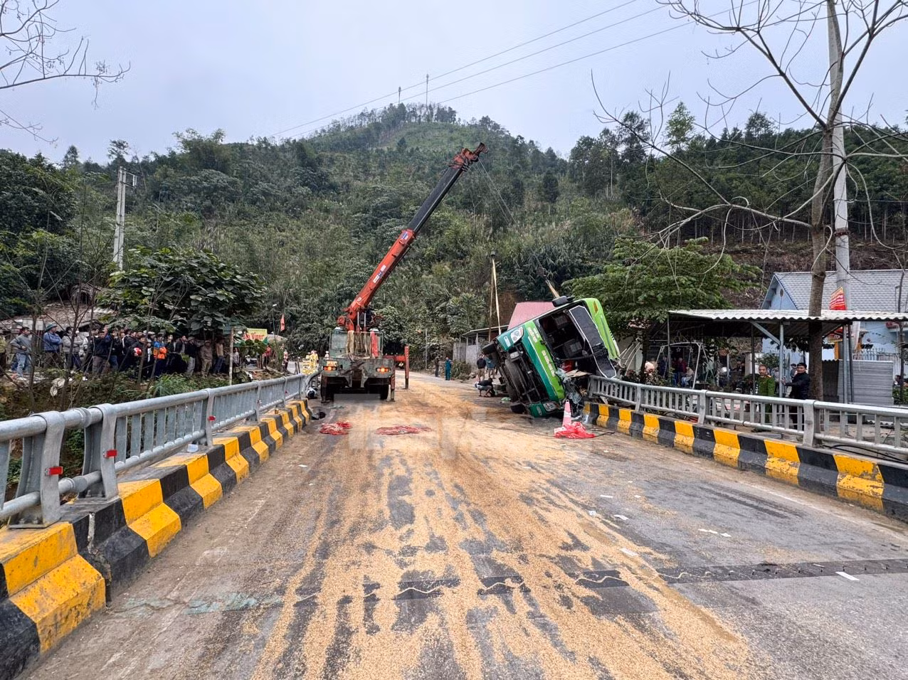 Lực lượng chức năng tiến hành nâng xe bị tai nạn. Lực lượng chức năng tiến hành nâng xe bị tai nạn.