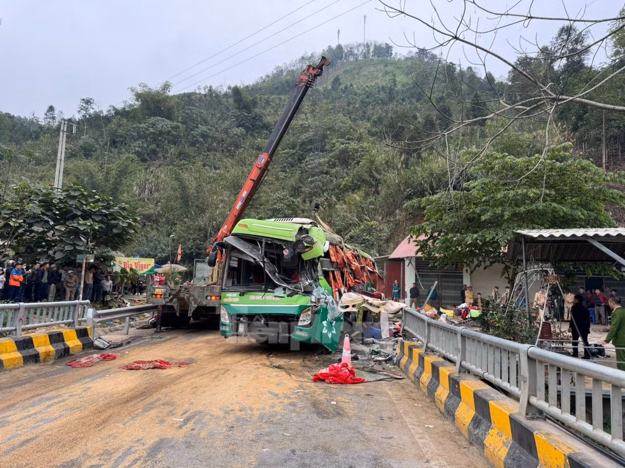 Đến khoảng 17h cùng ngày, xe khách được cẩu lên khỏi hiện trường. Đến khoảng 17h cùng ngày, xe khách được cẩu lên khỏi hiện trường.